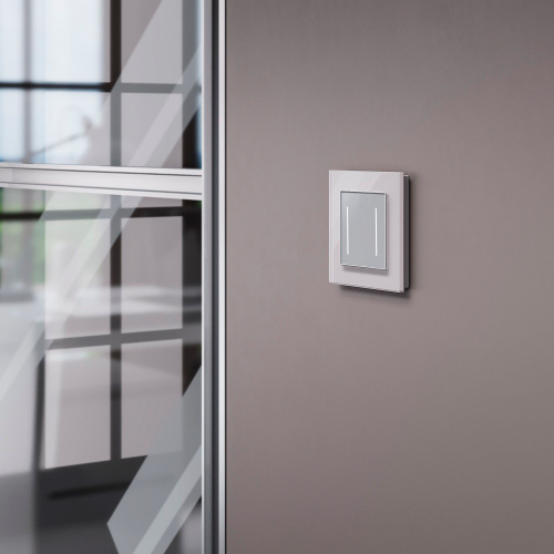 Рамка из стекла на 1 пост Favorit дымчатый W0011117 фото 3 Рамка из стекла на 1 пост Favorit дымчатый W0011117 фото 3