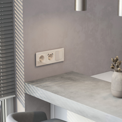 Накладка для розетки USB (айвори акрил) W1179543 фото 3 Накладка для розетки USB (айвори акрил) W1179543 фото 3