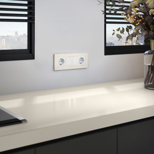 Рамка из поликарбоната на 3 поста Slab айвори софт W0032962 фото 3 Рамка из поликарбоната на 3 поста Slab айвори софт W0032962 фото 3