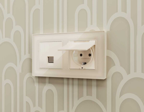 Комплект механизма компьютерной розетки RJ-45 экранированной с автоматической защитной шторкой ALFA Бежевый глянец QUANT (AP3120, VM185) MA312005 фото 3