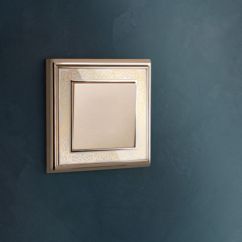 Выключатель одноклавишный проходной (шампань) W1112011 фото 5 Выключатель одноклавишный проходной (шампань) W1112011 фото 5