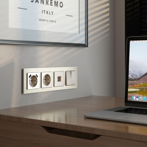 Рамка из стекла на 4 поста Senso шампань soft-touch W0043111 фото 4 Рамка из стекла на 4 поста Senso шампань soft-touch W0043111 фото 4