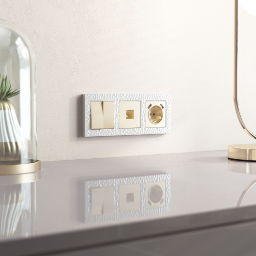 Рамка из поликарбоната на 3 поста Hammer белый W0032401 фото 4 Рамка из поликарбоната на 3 поста Hammer белый W0032401 фото 4