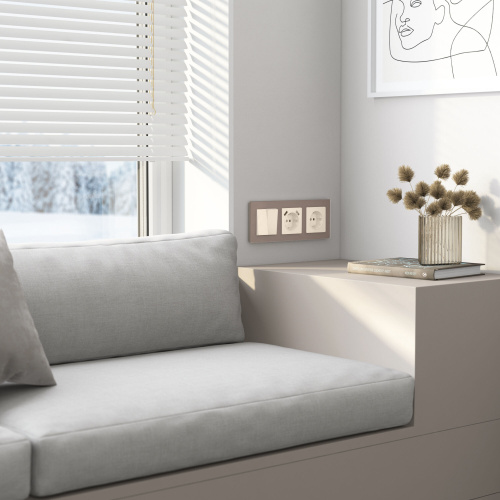 Накладка для розетки USB (айвори акрил) W1179543 фото 2 Накладка для розетки USB (айвори акрил) W1179543 фото 2