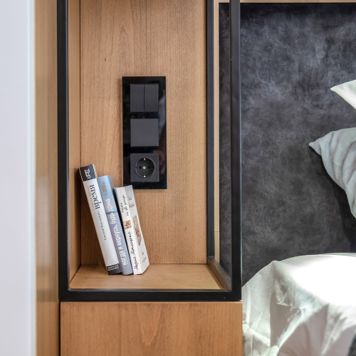 Рамка из стекла на 3 поста Favorit черный W0031108 фото 3