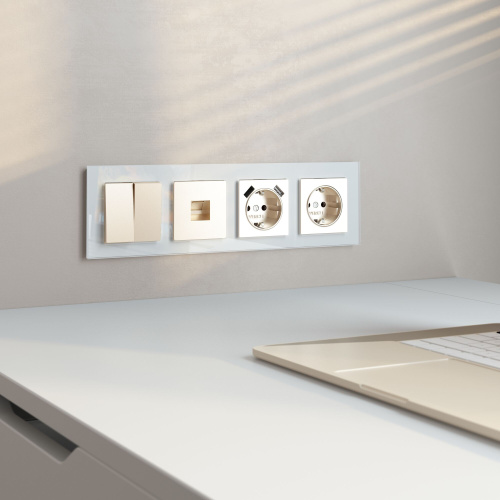 Рамка из стекла на 4 поста Favorit белый W0041101 фото 4