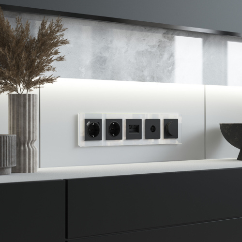 Рамка из стекла на 5 постов Favorit белый W0051101 фото 2 Рамка из стекла на 5 постов Favorit белый W0051101 фото 2