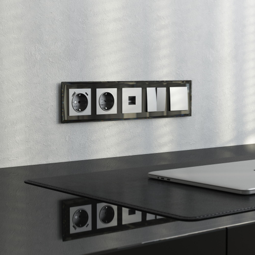 Рамка из стекла на 5 постов Diamant черный W0051208 фото 2 Рамка из стекла на 5 постов Diamant черный W0051208 фото 2