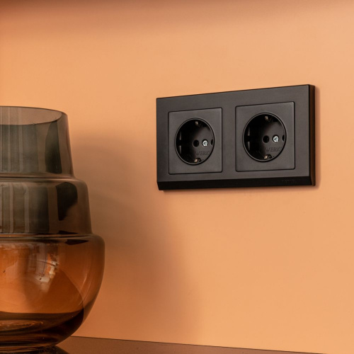 Рамка из поликарбоната на 2 поста Stark черный W0021808 фото 4 Рамка из поликарбоната на 2 поста Stark черный W0021808 фото 4