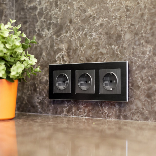 Рамка из металла на 3 поста Аluminium черный алюминий W0031708 фото 3 Рамка из металла на 3 поста Аluminium черный алюминий W0031708 фото 3