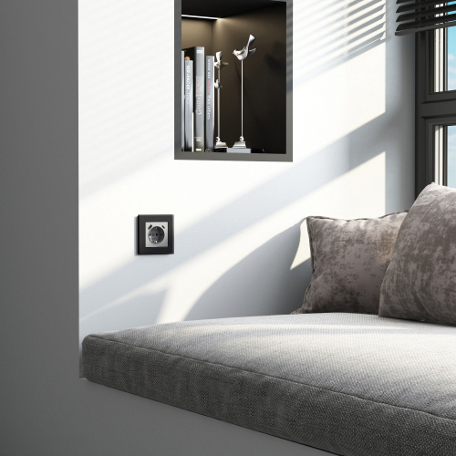 Рамка из стекла на 1 пост Senso черный soft-touch W0013108 фото 2 Рамка из стекла на 1 пост Senso черный soft-touch W0013108 фото 2