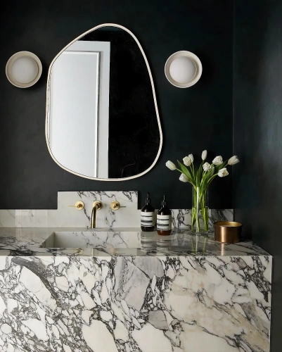 Белое настенное зеркало "Нора"