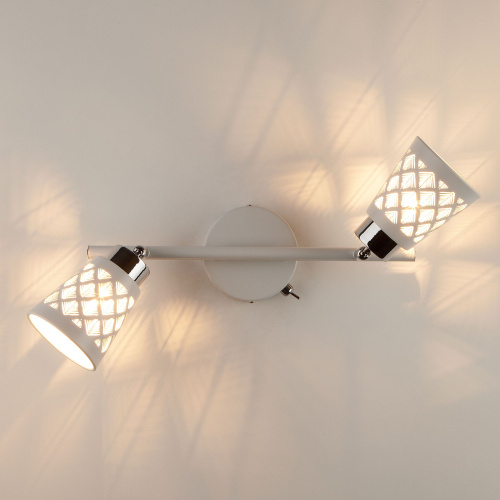 Светильник с белыми поворотными плафонами 20060/2 белый фото 6