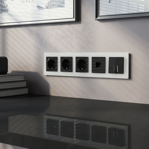 Рамка из стекла на 5 постов Favorit белый матовый W0051105 фото 2