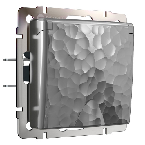 Розетка влагозащ. с зазем. с защит. крышкой и шторками (Hammaer серебряный) W1271206 Розетка влагозащ. с зазем. с защит. крышкой и шторками (Hammaer серебряный) W1271206