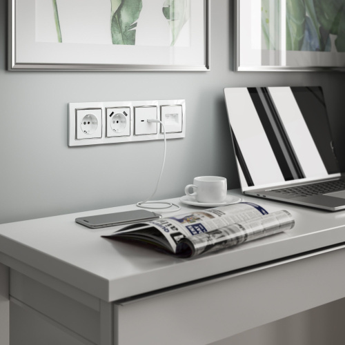 Рамка из поликарбоната на 4 поста Snabb белый/хром W0041901 фото 2 Рамка из поликарбоната на 4 поста Snabb белый/хром W0041901 фото 2