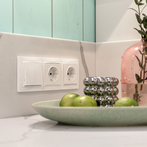 Рамка из поликарбоната на 3 поста Snabb Basic белый W0032001 фото 3