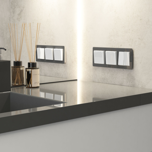 Розетка влагозащ. с зазем. с защит. крышкой и шторками (белый акрил) W1171241 фото 2 Розетка влагозащ. с зазем. с защит. крышкой и шторками (белый акрил) W1171241 фото 2