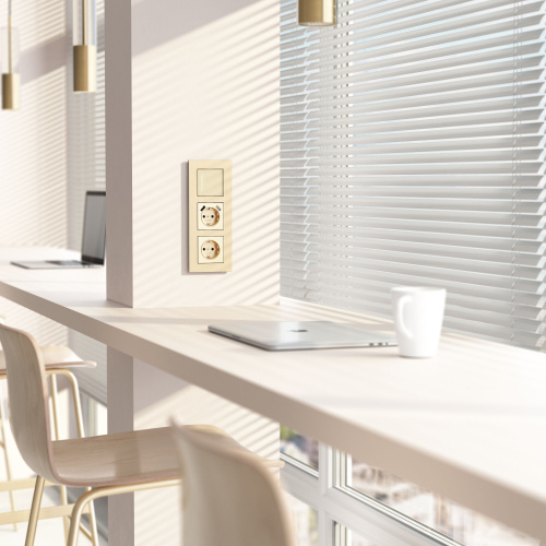 Рамка из металла на 3 поста АluMax шампань алюминий W0033511 фото 3 Рамка из металла на 3 поста АluMax шампань алюминий W0033511 фото 3