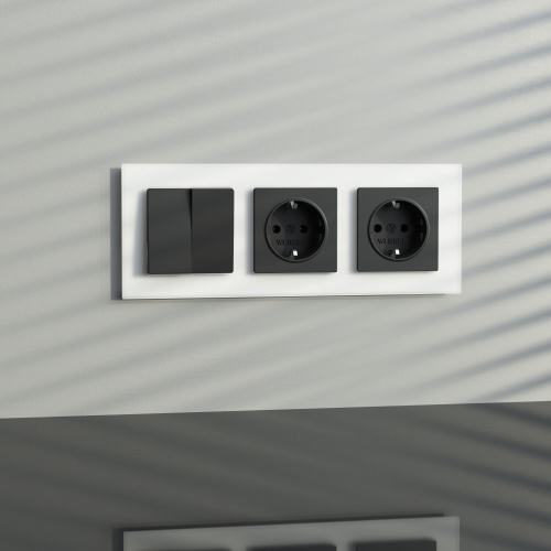 Рамка из стекла на 3 поста Senso белый soft-touch W0033101 фото 2 Рамка из стекла на 3 поста Senso белый soft-touch W0033101 фото 2