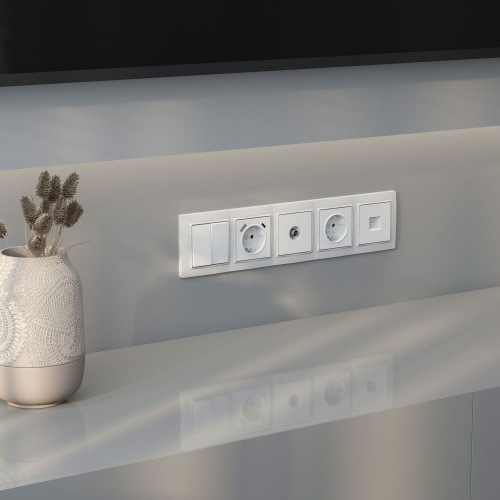 Рамка из поликарбоната на 5 постов Snabb Basic белый W0052001 фото 3 Рамка из поликарбоната на 5 постов Snabb Basic белый W0052001 фото 3