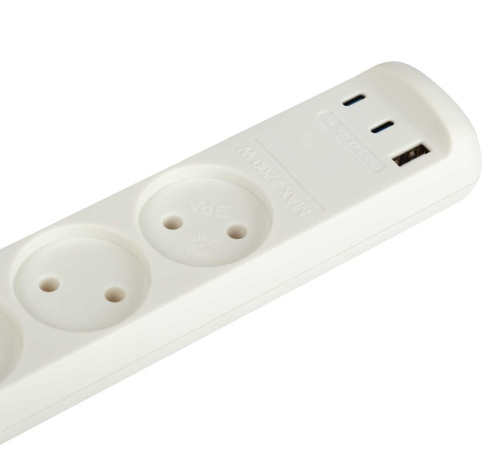 Удлинитель электрический ЭРА U-3-3m-USB-W 3 розетки + 3xUSB A+C 3м 10А белый Б0069076 фото 4 Удлинитель электрический ЭРА U-3-3m-USB-W 3 розетки + 3xUSB A+C 3м 10А белый Б0069076 фото 4
