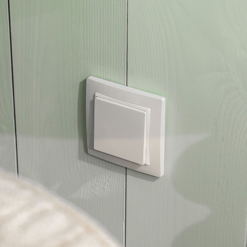 Рамка из поликарбоната на 1 пост Snabb Basic белый W0012001 фото 2