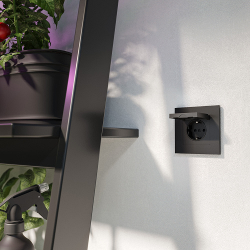 Розетка влагозащ. с зазем. с защит. крышкой и шторками N (черный матовый) W1171208 фото 3 Розетка влагозащ. с зазем. с защит. крышкой и шторками N (черный матовый) W1171208 фото 3