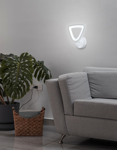 Настенный светильник Escada 10218/1 LED*17W White фото 2