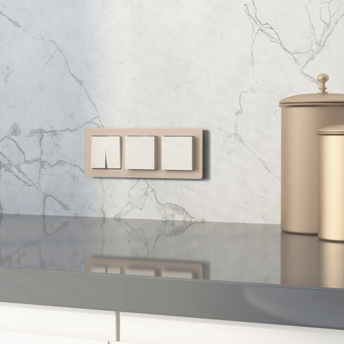 Розетка влагозащ. с зазем. с защит. крышкой и шторками N (перламутровый рифленый) W1171213 фото 2