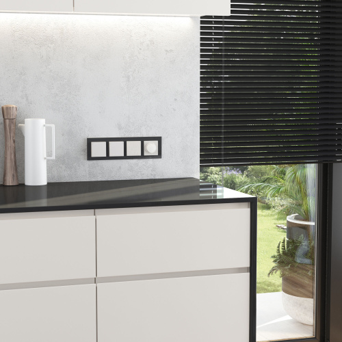 Розетка влагозащ. с зазем. с защит. крышкой и шторками N (перламутровый рифленый) W1171213 фото 3