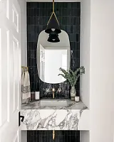 Черное настенное зеркало "Вейл"