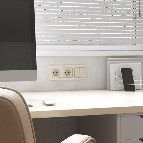 Рамка из поликарбоната на 3 поста Stark слоновая кость W0031803 фото 2 Рамка из поликарбоната на 3 поста Stark слоновая кость W0031803 фото 2