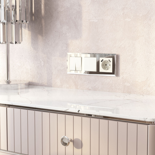 Рамка из стекла на 3 поста Diamant зеркальный W0031220 фото 4 Рамка из стекла на 3 поста Diamant зеркальный W0031220 фото 4