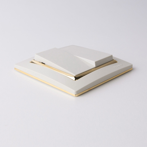 Рамка из поликарбоната на 1 пост Snabb слоновая кость/золото W0011932 фото 2 Рамка из поликарбоната на 1 пост Snabb слоновая кость/золото W0011932 фото 2