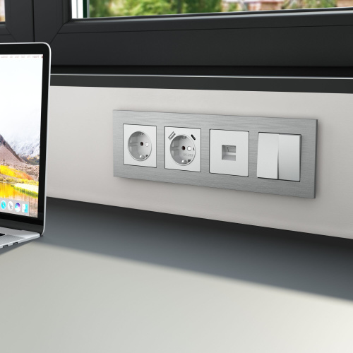 Рамка из металла на 4 поста АluMax алюминий W0043506 фото 3 Рамка из металла на 4 поста АluMax алюминий W0043506 фото 3