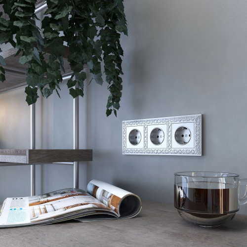 Рамка из металла на 3 поста Antik матовый хром WL07-Frame-03 фото 2 Рамка из металла на 3 поста Antik матовый хром WL07-Frame-03 фото 2