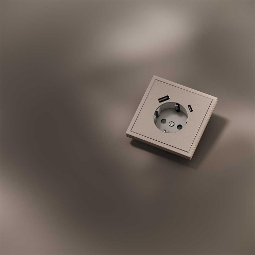 Накладка для розетки с заземлением и защитными шторками, с USB A+C, S70 Metal (платина) Voltum VLSM001010 Накладка для розетки с заземлением и защитными шторками, с USB A+C, S70 Metal (платина) Voltum VLSM001010