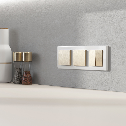 Розетка влагозащ. с зазем. с защит. крышкой и шторками N (шампань рифленый) W1171210 фото 3 Розетка влагозащ. с зазем. с защит. крышкой и шторками N (шампань рифленый) W1171210 фото 3