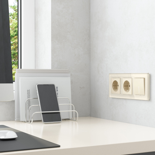 Рамка из стекла на 3 поста Favorit молочный W0031141 фото 2 Рамка из стекла на 3 поста Favorit молочный W0031141 фото 2