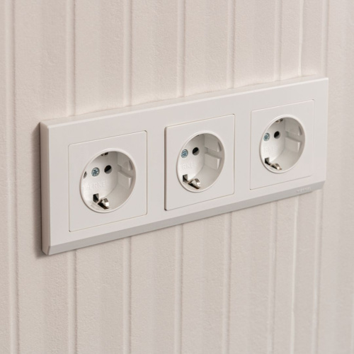 Рамка из поликарбоната на 3 поста Stark белый W0031801 фото 3 Рамка из поликарбоната на 3 поста Stark белый W0031801 фото 3